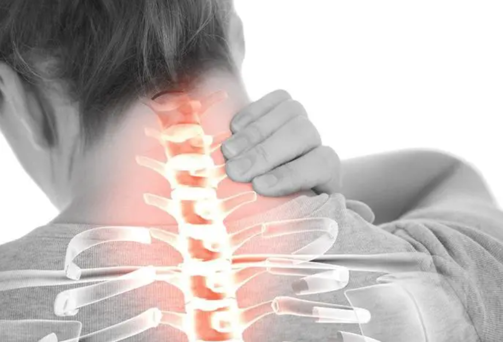 颈椎病会引起的五种异常症状，一定要重视！